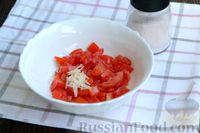 Фото приготовления рецепта: Слоёный салат с крабовыми палочками, помидорами, сыром и кукурузой - шаг №3
