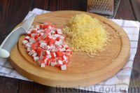 Фото приготовления рецепта: Слоёный салат с крабовыми палочками, помидорами, сыром и кукурузой - шаг №4