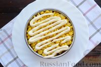 Фото приготовления рецепта: Слоёный салат с крабовыми палочками, помидорами, сыром и кукурузой - шаг №7