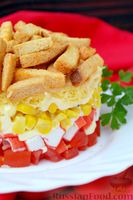 Фото приготовления рецепта: Слоёный салат с крабовыми палочками, помидорами, сыром и кукурузой - шаг №13