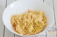 Фото приготовления рецепта: Картофельные драники со шпинатом и морковью - шаг №3