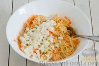 Фото приготовления рецепта: Картофельные драники со шпинатом и морковью - шаг №4