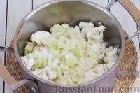 Фото приготовления рецепта: Суп-пюре из цветной капусты, помидоров, сладкого перца и сельдерея - шаг №4