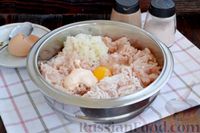 Фото приготовления рецепта: Куриные котлеты с салом и майонезом - шаг №4