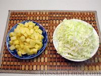 Фото приготовления рецепта: Картофель, жаренный с капустой и беконом - шаг №3