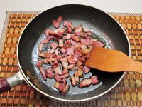 Фото приготовления рецепта: Картофель, жаренный с капустой и беконом - шаг №4