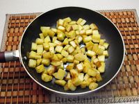 Фото приготовления рецепта: Картофель, жаренный с капустой и беконом - шаг №6