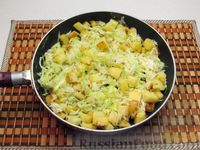 Фото приготовления рецепта: Картофель, жаренный с капустой и беконом - шаг №8