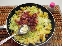 Фото приготовления рецепта: Картофель, жаренный с капустой и беконом - шаг №9
