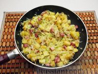 Фото приготовления рецепта: Картофель, жаренный с капустой и беконом - шаг №10