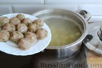 Фото приготовления рецепта: Суп с куриными фрикадельками, шампиньонами и пшеном - шаг №8