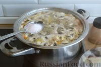 Фото приготовления рецепта: Суп с куриными фрикадельками, шампиньонами и пшеном - шаг №13