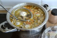 Фото приготовления рецепта: Суп с куриными фрикадельками, шампиньонами и пшеном - шаг №14