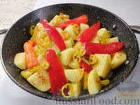 Фото приготовления рецепта: Жаркое из свиного рагу с картофелем, перцем и помидорами - шаг №4