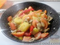 Фото приготовления рецепта: Жаркое из свиного рагу с картофелем, перцем и помидорами - шаг №5