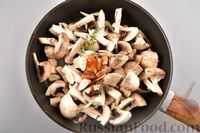 Фото приготовления рецепта: Жареные грибы с тимьяном и чесноком - шаг №4