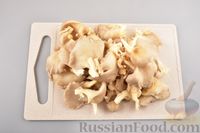 Фото приготовления рецепта: Жареные грибы с тимьяном и чесноком - шаг №6