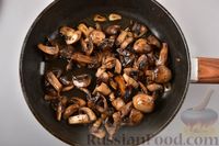 Фото приготовления рецепта: Жареные грибы с тимьяном и чесноком - шаг №5