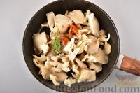 Фото приготовления рецепта: Жареные грибы с тимьяном и чесноком - шаг №7