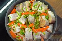 Фото приготовления рецепта: Хек, тушенный с морковью, луком и укропом - шаг №10