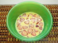 Фото приготовления рецепта: Сладкий омлет с клубникой - шаг №4