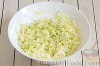 Фото приготовления рецепта: Салат из капусты с консервированной фасолью и морковью - шаг №2