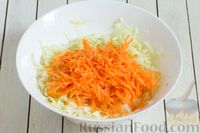 Фото приготовления рецепта: Салат из капусты с консервированной фасолью и морковью - шаг №3