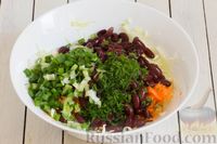 Фото приготовления рецепта: Салат из капусты с консервированной фасолью и морковью - шаг №5