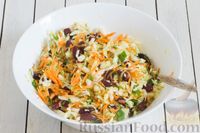 Фото приготовления рецепта: Салат из капусты с консервированной фасолью и морковью - шаг №6