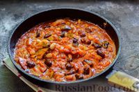Фото приготовления рецепта: Куриное филе, запечённое с фасолью и овощами, в томатном соусе - шаг №11