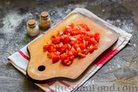 Фото приготовления рецепта: Плетёные "хот-доги" из слоёного теста, с плавленым сыром и помидорами - шаг №2
