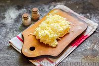 Фото приготовления рецепта: Плетёные "хот-доги" из слоёного теста, с плавленым сыром и помидорами - шаг №4