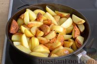 Фото приготовления рецепта: Жареная молодая картошка с фетой, сладким перцем и луком-пореем - шаг №6
