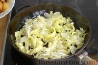 Фото приготовления рецепта: Жареная молодая картошка с фетой, сладким перцем и луком-пореем - шаг №7