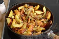 Фото приготовления рецепта: Жареная молодая картошка с фетой, сладким перцем и луком-пореем - шаг №9