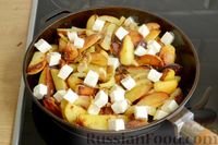Фото приготовления рецепта: Жареная молодая картошка с фетой, сладким перцем и луком-пореем - шаг №10