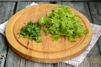 Фото приготовления рецепта: Салат с тунцом, болгарским перцем, огурцом и кукурузой - шаг №2