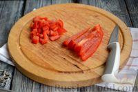 Фото приготовления рецепта: Салат с тунцом, болгарским перцем, огурцом и кукурузой - шаг №4