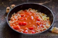 Фото приготовления рецепта: Хек, запечённый с помидорами и луком, под соусом бешамель (в рукаве) - шаг №8