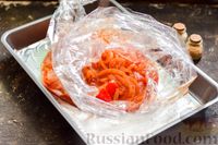 Фото приготовления рецепта: Хек, запечённый с помидорами и луком, под соусом бешамель (в рукаве) - шаг №11