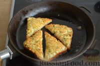 Фото приготовления рецепта: Горячие бутерброды с брынзой и зелёным луком (на сковороде) - шаг №7