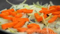 Фото приготовления рецепта: Хек, тушенный с морковью, луком и укропом - шаг №8