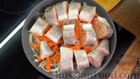 Фото приготовления рецепта: Хек, тушенный с морковью, луком и укропом - шаг №9