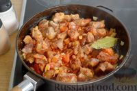 Фото приготовления рецепта: Салат с крабовыми палочками, лапшой быстрого приготовления, огурцом и яйцами - шаг №5