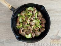 Фото приготовления рецепта: Тушёная капуста с брусникой - шаг №3