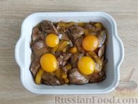 Фото приготовления рецепта: Яичница с куриной печенью и болгарским перцем - шаг №8