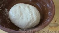 Фото приготовления рецепта: Хлебные слоистые булочки с сушёными травами - шаг №3