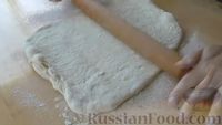 Фото приготовления рецепта: Хлебные слоистые булочки с сушёными травами - шаг №4