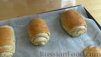 Фото приготовления рецепта: Хлебные слоистые булочки с сушёными травами - шаг №9