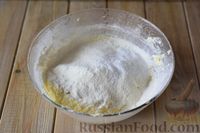 Фото приготовления рецепта: Пирог с персиками и штрейзелем - шаг №7